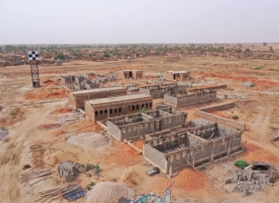 الطاهر حجر يقف على سير العمل بالقرية النموذجية التي تنفذه قطر الخيرية بشرق دارفور
