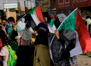محتجون يغلقون شوارع بالخرطوم للمطالبة بحكم مدني كامل